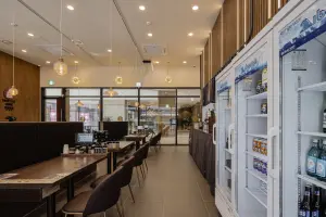 우드와 그레이가 어우러진 모던 카페 인테리어